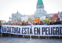 ¿Por qué Milei insiste en atacar la cultura nacional?